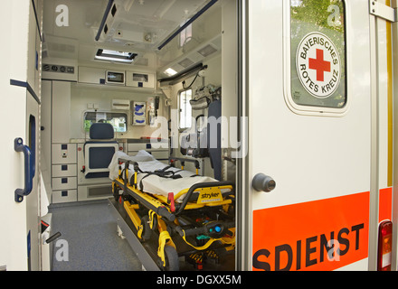 Krankenwagen mit offener Tür, innen mit einer Bahre und technischer Ausstattung, Lehel, München, Upper Bavaria, Bavaria, Germany Stockfoto