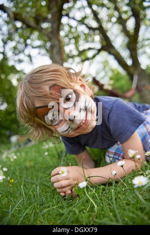 Junge, stehen 4 Jahre im Garten, mit einem Kaninchen Farbe, Deutschland Stockfoto