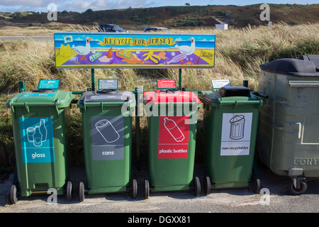 Recycling für Jersey grün Wheelie-Behälter auf den Sanddünen fünf Meile Strand St Ouen Bay Trikot Stockfoto