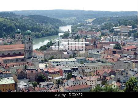 Blick von der alten Stadt Passau mit dem Dom Sankt Stephan und dem Fluss Inn von der Festung Veste Oberhaus Passau Stockfoto