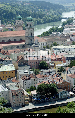 Blick von der alten Stadt Passau mit dem Dom Sankt Stephan und dem Fluss Inn von der Festung Veste Oberhaus Passau Stockfoto