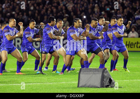 Warrington, UK. 27. Oktober 2013. Samoa führen ihre eigenen Haka vor dem Rugby League World Cup-Gruppe B-Spiel zwischen Neuseeland und Samoa aus Halliwell Jones Stadium. Bildnachweis: Aktion Plus Sport/Alamy Live-Nachrichten Stockfoto