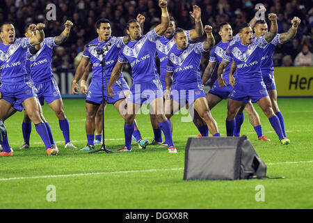 Warrington, UK. 27. Oktober 2013. Samoa führen ihre eigenen Haka vor dem Rugby League World Cup-Gruppe B-Spiel zwischen Neuseeland und Samoa aus Halliwell Jones Stadium. Bildnachweis: Aktion Plus Sport/Alamy Live-Nachrichten Stockfoto