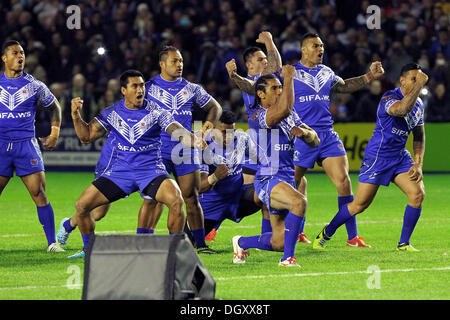 Warrington, UK. 27. Oktober 2013. Samoa führen ihre eigenen Haka vor dem Rugby League World Cup-Gruppe B-Spiel zwischen Neuseeland und Samoa aus Halliwell Jones Stadium. Bildnachweis: Aktion Plus Sport/Alamy Live-Nachrichten Stockfoto