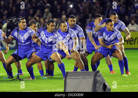 Warrington, UK. 27. Oktober 2013. Samoa führen ihre eigenen Haka vor dem Rugby League World Cup-Gruppe B-Spiel zwischen Neuseeland und Samoa aus Halliwell Jones Stadium. Bildnachweis: Aktion Plus Sport/Alamy Live-Nachrichten Stockfoto