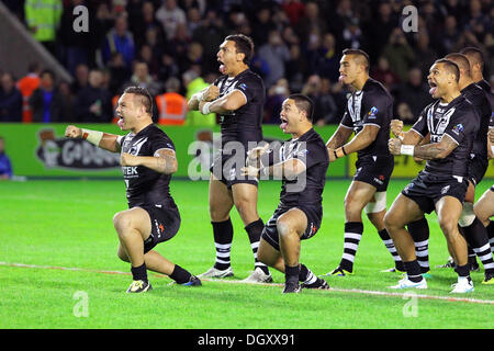 Warrington, UK. 27. Oktober 2013. Die Kiwis führen die Haka vor dem Rugby League World Cup-Gruppe B-Spiel zwischen Neuseeland und Samoa aus Halliwell Jones Stadium. Bildnachweis: Aktion Plus Sport/Alamy Live-Nachrichten Stockfoto