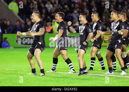 Warrington, UK. 27. Oktober 2013. Die Kiwis führen die Haka vor dem Rugby League World Cup-Gruppe B-Spiel zwischen Neuseeland und Samoa aus Halliwell Jones Stadium. Bildnachweis: Aktion Plus Sport/Alamy Live-Nachrichten Stockfoto