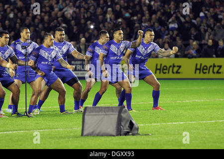 Warrington, UK. 27. Oktober 2013. Samoa führen ihre eigenen Haka vor dem Rugby League World Cup-Gruppe B-Spiel zwischen Neuseeland und Samoa aus Halliwell Jones Stadium. Bildnachweis: Aktion Plus Sport/Alamy Live-Nachrichten Stockfoto