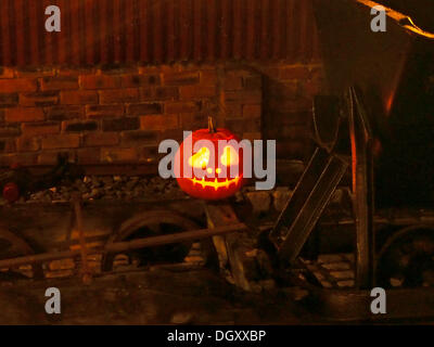 Hesketh Bank, Lancashire, UK. 27. Oktober 2013. Beleuchtete geschnitzten Kürbis zu Halloween an der West Lancashire Light Railway zu feiern. Bildnachweis: Sue Burton/Alamy Live-Nachrichten Stockfoto