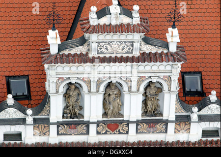 Blick vom Bartholomew Church der Renaissance Fassade des Hauses Zum Roten Herzen, rote Herzen, mit dem berühmten Stockfoto