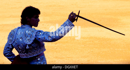 Torero, Matador mit Rapier, Plaza de Toros De La Maestranza Stierkampfarena, Sevilla, Andalusien, Spanien, Europa Stockfoto