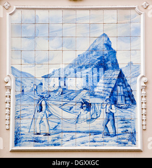 Azulejo, malte Wandbild gemacht von Keramikfliesen, touristische durchgeführt in einer Hängematte, auf das Theater in Funchal, Madeira Stockfoto