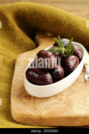 Reife schwarze Kalamata Oliven in eine Schüssel weiß Stockfoto