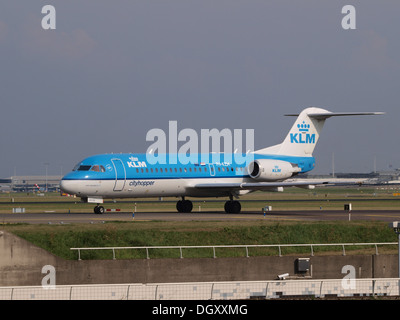 PH-KZM ist ein Fokker F70-Flugzeug von KLM Cityhopper, das am 25. August 2013 auf dem Flughafen Schiphol in Amsterdam im Rollen gesehen wurde. Die Fokker F70 ist ein Regionalflugzeug, das für kurze Regionalflüge entwickelt wurde und für seinen Komfort und seine Effizienz bekannt ist. Stockfoto