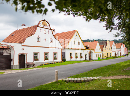 HOLASOVICE, TSCHECHISCHE REPUBLIK. Dorf Holasovice, UNESCO-Weltkulturerbe. Gebäude im Stil Barock Stockfoto