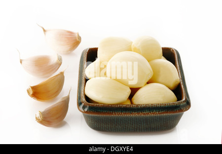 Knoblauch in Schüssel auf weißem Hintergrund Stockfoto