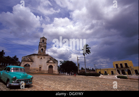 Oldtimer auf der Plaza Santa Ana mit den kolonialen Kirche Santa Ana. Trinidad, Kuba Stockfoto