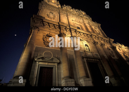 Calle Compañía bei Nacht, Salamanca. Iglesia De La Clerencia Stockfoto