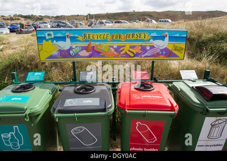 Recycling für Jersey grün Wheelie-Behälter auf den Sanddünen fünf Meile Strand St Ouen Bay Trikot Stockfoto