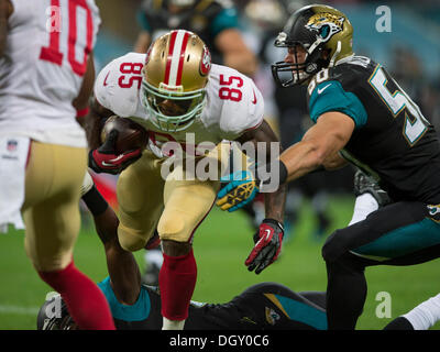 London, UK. 27. Oktober 2013. San Franciscos Vernon Davis (85) stürzt durch die Verteidigung für Werften während die NFL International Series Spiel San Francisco 49ers V Jacksonville Jaguars im Wembley-Stadion. Bildnachweis: Aktion Plus Sport/Alamy Live-Nachrichten Stockfoto