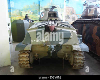Der SOMUA S 35 ist ein französischer mittlerer Panzer, der im Musée des Blindés in Saumur ausgestellt wird. Dieser Panzer wurde während des Zweiten Weltkriegs verwendet und ist bekannt für seine leistungsstarke 47 mm PAK 36 Kanone und sein innovatives Federungssystem. Stockfoto
