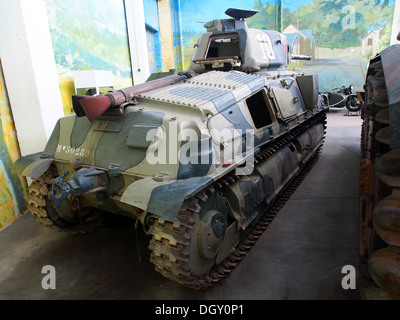 Der SOMUA S 35, ein französischer mittlerer Panzer aus dem Zweiten Weltkrieg, ist im Panzermuseum in Saumur ausgestellt. Dieser Panzer ist bekannt für seine robuste Panzerung und seine Effektivität auf dem Schlachtfeld. Stockfoto