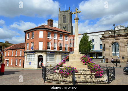 Kriegerdenkmal im Marktplatz, Fakenham, Norfolk, England, Vereinigtes Königreich Stockfoto