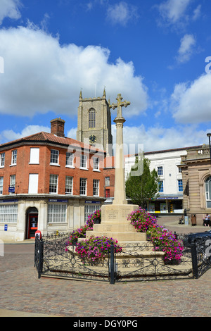 Kriegerdenkmal im Marktplatz, Fakenham, Norfolk, England, Vereinigtes Königreich Stockfoto