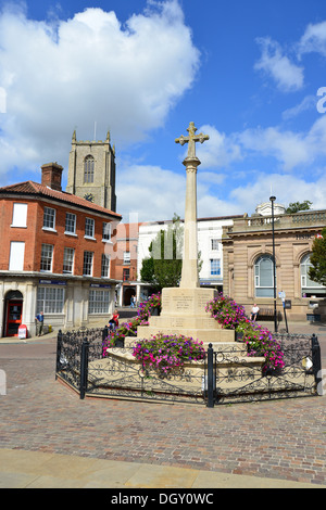 Kriegerdenkmal im Marktplatz, Fakenham, Norfolk, England, Vereinigtes Königreich Stockfoto