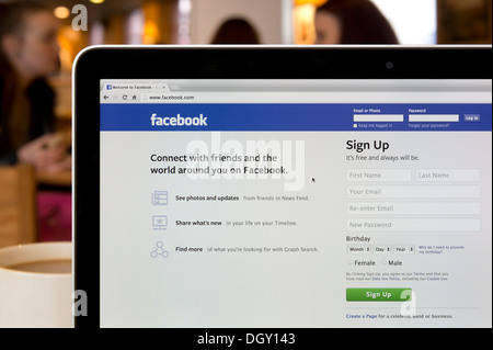 Die Facebook-Website erschossen in einem Coffee-Shop-Umfeld (nur zur redaktionellen Verwendung: print, TV, e-Book und redaktionelle Webseite). Stockfoto