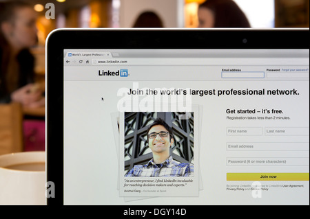 Die Webseite von LinkedIn erschossen in einem Coffee-Shop-Umfeld (nur zur redaktionellen Verwendung: print, TV, e-Book und redaktionelle Webseite). Stockfoto