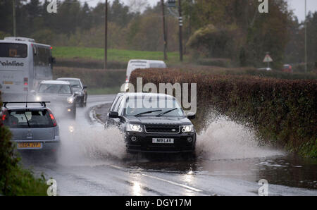 Groesfaen, Cardiff, UK. 27. Oktober 2013. Autos, die ihren Weg durch eine überschwemmte Straße am Groesfaen in der Nähe von Cardiff heute Nachmittag bei nassem Wetter. Bildnachweis: Phil Rees/Alamy Live-Nachrichten Stockfoto