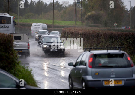 Groesfaen, Cardiff, UK. 27. Oktober 2013. Autos, die ihren Weg durch eine überschwemmte Straße am Groesfaen in der Nähe von Cardiff heute Nachmittag bei nassem Wetter. Bildnachweis: Phil Rees/Alamy Live-Nachrichten Stockfoto