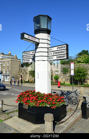 "Salzsäule" Meilenstein, Angel Hill, Bury St Edmunds, Suffolk, England, Vereinigtes Königreich Stockfoto