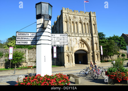 "Salzsäule" Meilenstein und Abbeygate, Angel Hill, Bury St Edmunds, Suffolk, England, Vereinigtes Königreich Stockfoto