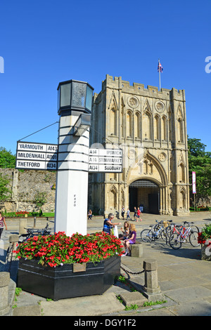 "Salzsäule" Meilenstein und Abbeygate, Angel Hill, Bury St Edmunds, Suffolk, England, Vereinigtes Königreich Stockfoto