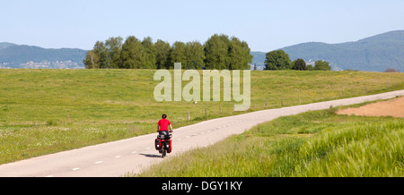 Radfahrer auf einer einsamen Straße im Kolpa Nature Reserve, in der Nähe von Crnomelji, Slowenien, Europa Stockfoto