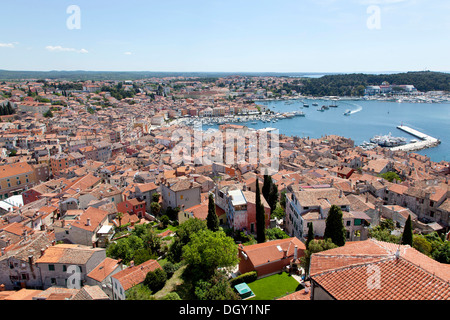 Blick vom Glockenturm der Pfarrkirche Kirche der Heiligen Euphemia in der Altstadt von Rovinj, Rovingo, Istrien, Kroatien Stockfoto