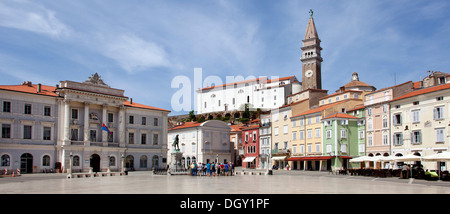 Tartini-Platz mit dem Rathaus und die Kathedrale des Heiligen Georg, Sv. Jurij, in Piran, Slowenien, Europa, Piran, Küste – Karst Stockfoto