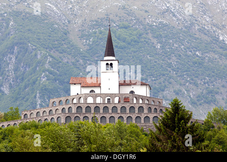 Kirche von Sveti Anton, St. Antonius Kirche mit dem Beinhaus der italienischen Soldaten im Soca-Tal, Julischen Alpen, in Kobarid Stockfoto