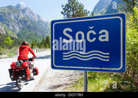 Radfahrer, die Überquerung des Flusses Soca im Soca-Tal im Triglav National Park, Julischen Alpen, in der Nähe von Bovec, Slowenien, Europa Stockfoto