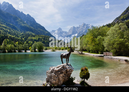 Steinbock-Skulptur am See Jasna im Triglav National Park, Julischen Alpen, in der Nähe von Kranjska Gora, Slowenien, Europa Stockfoto