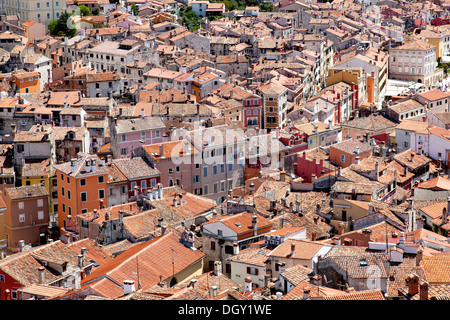 Blick vom Glockenturm der Pfarrkirche Kirche der Heiligen Euphemia in der Altstadt von Rovinj, Rovingo, Istrien, Kroatien Stockfoto