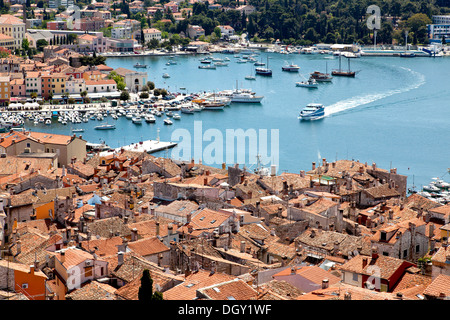 Blick vom Glockenturm der Pfarrkirche Kirche der Heiligen Euphemia in der Altstadt von Rovinj, Rovingo, Istrien, Kroatien Stockfoto