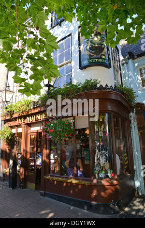 Die Nussschale Pub (Großbritanniens kleinste Pub), The durchqueren, Bury St Edmunds, Suffolk, England, Vereinigtes Königreich Stockfoto