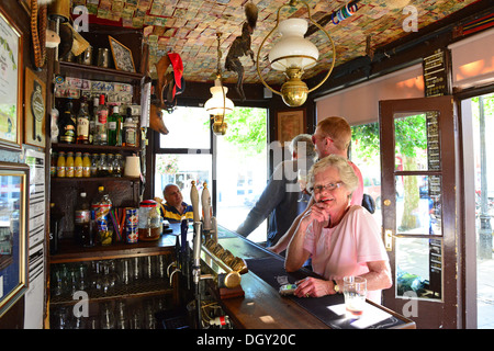 Innenansicht des The Pub Nussschale (Großbritanniens kleinste Kneipe), The durchqueren, Bury St Edmunds, Suffolk, England, Vereinigtes Königreich Stockfoto