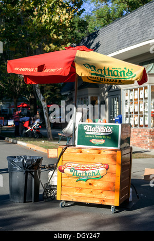 Eine tragbare Nathan Hotdog-Stand auf der Straße in die Mount Dora Festival Handwerksmesse. Stockfoto