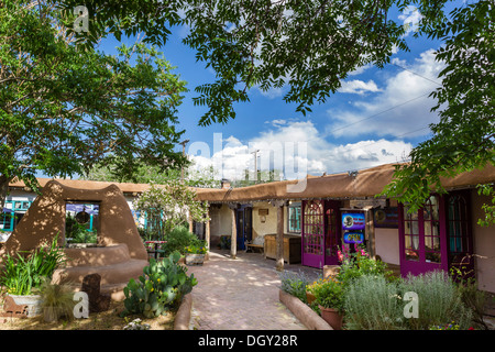 Geschäfte und Galerien nur vom San Felipe Straße in der Altstadt, Albuquerque, New Mexico, USA Stockfoto