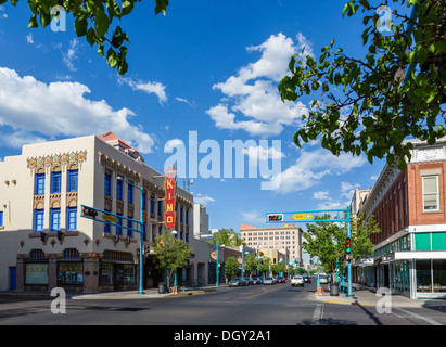 Hauptallee (alte Route 66) und historische KiMo Theater in der Innenstadt von Albuquerque, New Mexico, USA Stockfoto