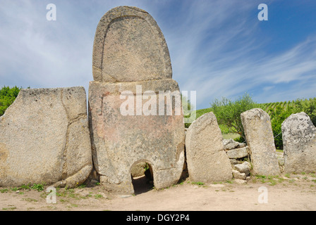 Prähistorische megalithischen Grab mit einem Granit-Stele aus der Bronzezeit, ca. 1800 v. Chr., Tomba di Giganti Coddu Vecchiu Stockfoto